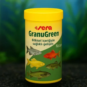 Sera Granugreen yem kutusu, doğal akvaryum fonu önünde
