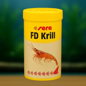 Sera FD Krill balık yemi kutusu, arka planda akvaryum